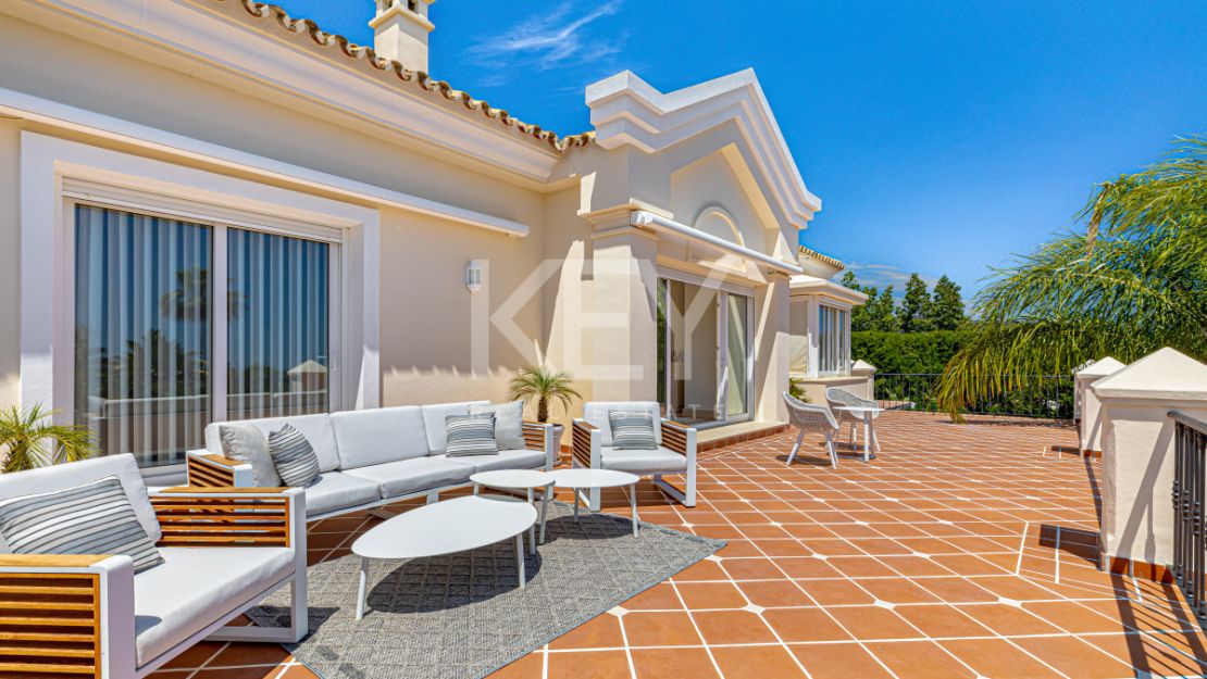 Элегантная вилла в андалузском стиле с панорамным видом на море в Лос Фламингос, Бенахавис