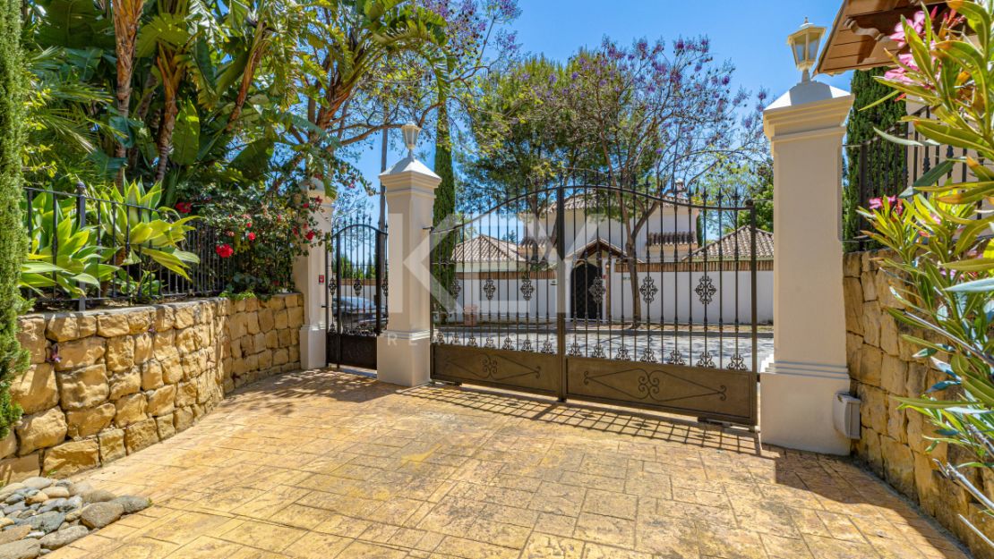 Элегантная вилла в андалузском стиле с панорамным видом на море в Лос Фламингос, Бенахавис