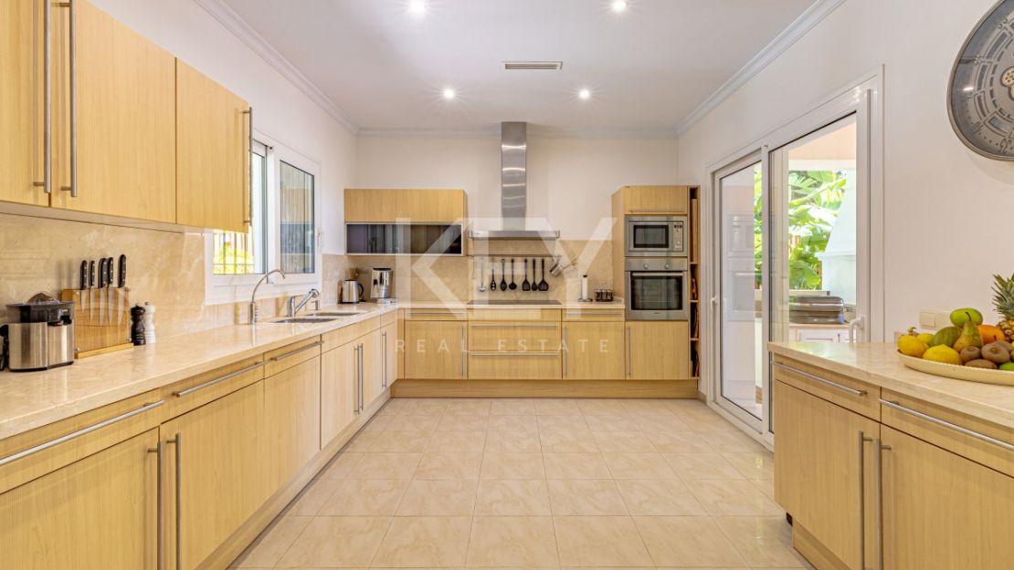 Элегантная вилла в андалузском стиле с панорамным видом на море в Лос Фламингос, Бенахавис