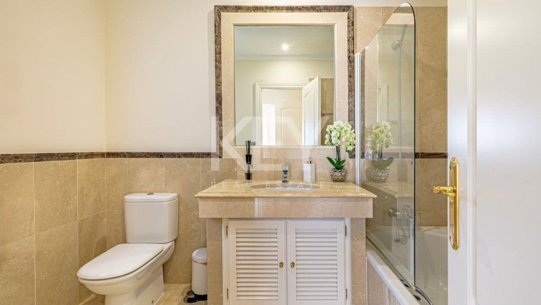 Элегантная вилла в андалузском стиле с панорамным видом на море в Лос Фламингос, Бенахавис