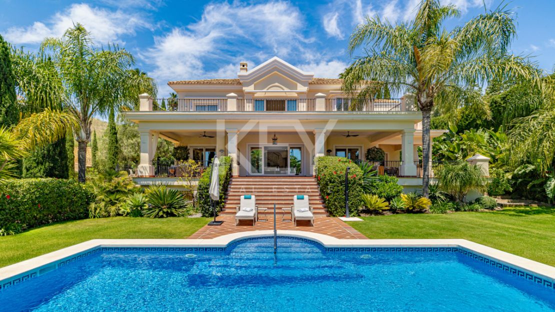 Elegant Andalusian-style Villa with panoramic sea views in Los Flamingos, Benahavis