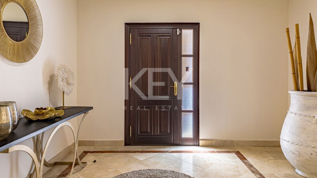 Элегантная вилла в андалузском стиле с панорамным видом на море в Лос Фламингос, Бенахавис