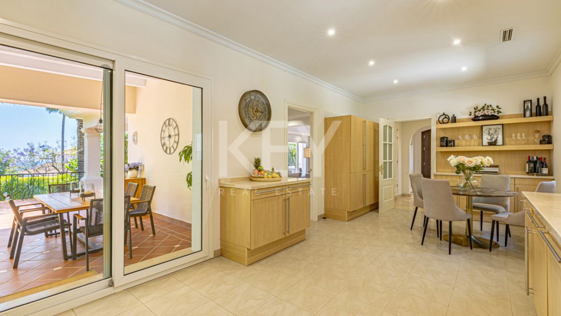 Элегантная вилла в андалузском стиле с панорамным видом на море в Лос Фламингос, Бенахавис