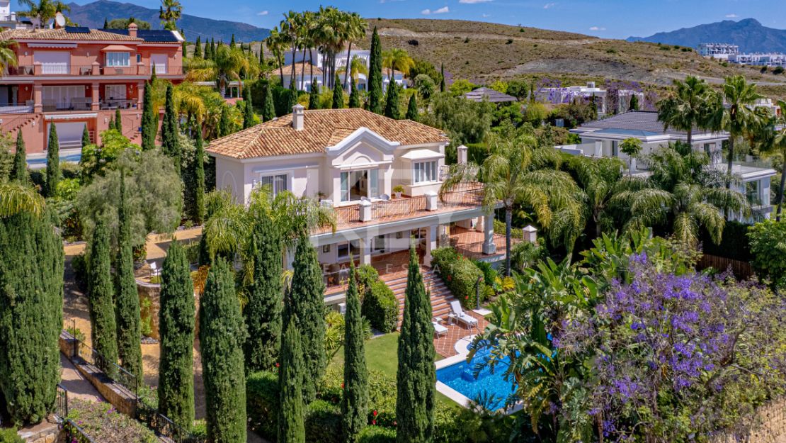 Элегантная вилла в андалузском стиле с панорамным видом на море в Лос Фламингос, Бенахавис