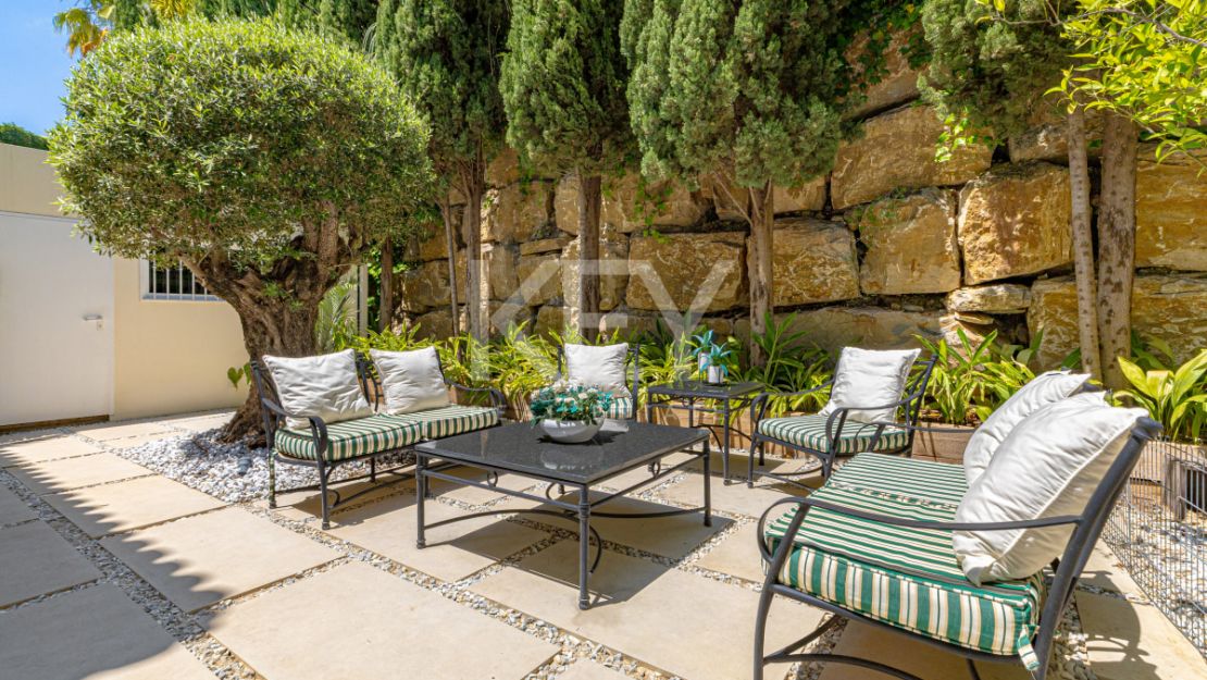 Элегантная вилла в андалузском стиле с панорамным видом на море в Лос Фламингос, Бенахавис