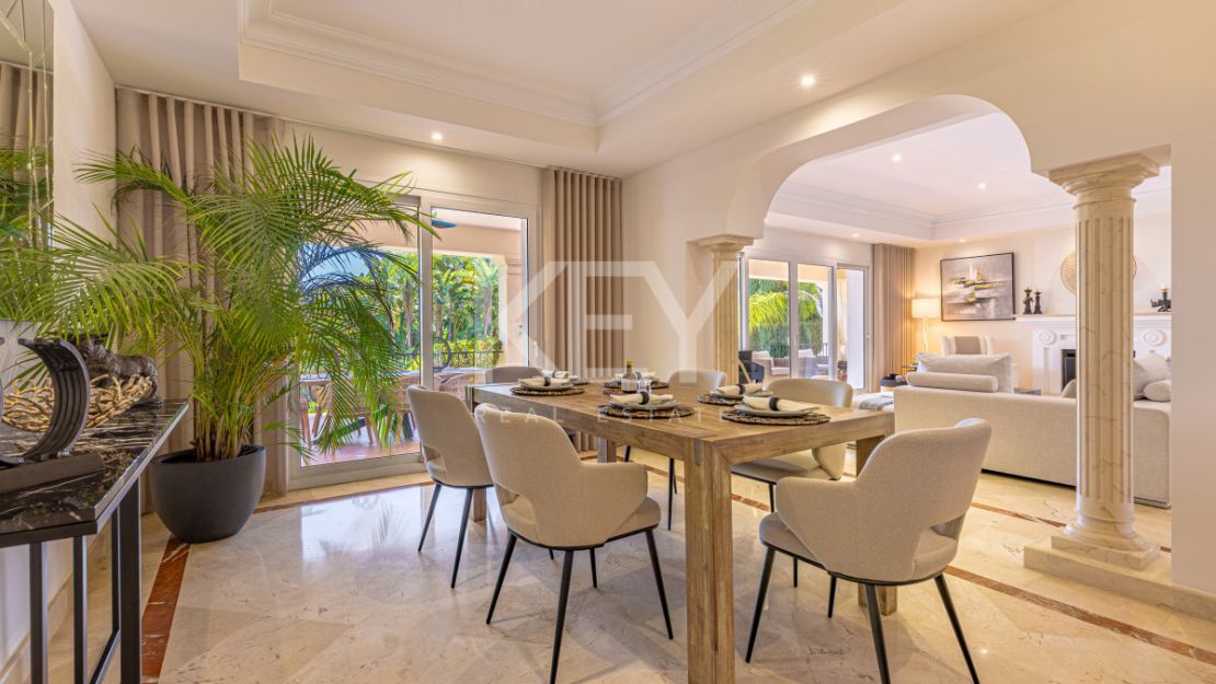 Элегантная вилла в андалузском стиле с панорамным видом на море в Лос Фламингос, Бенахавис