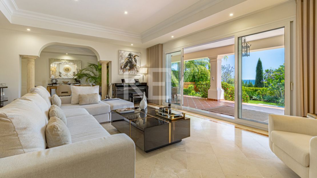 Элегантная вилла в андалузском стиле с панорамным видом на море в Лос Фламингос, Бенахавис