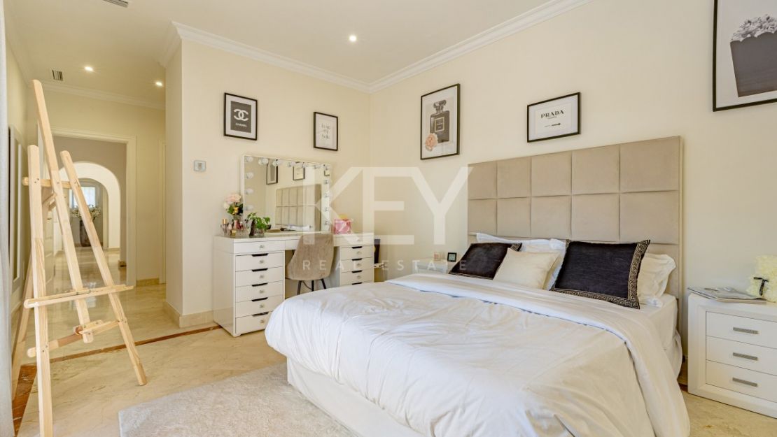 Элегантная вилла в андалузском стиле с панорамным видом на море в Лос Фламингос, Бенахавис