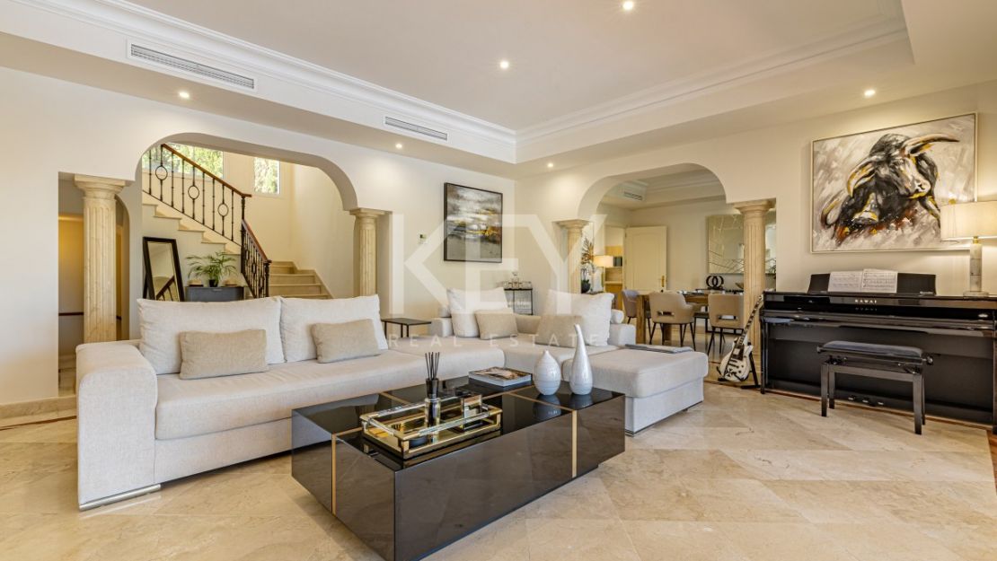 Элегантная вилла в андалузском стиле с панорамным видом на море в Лос Фламингос, Бенахавис