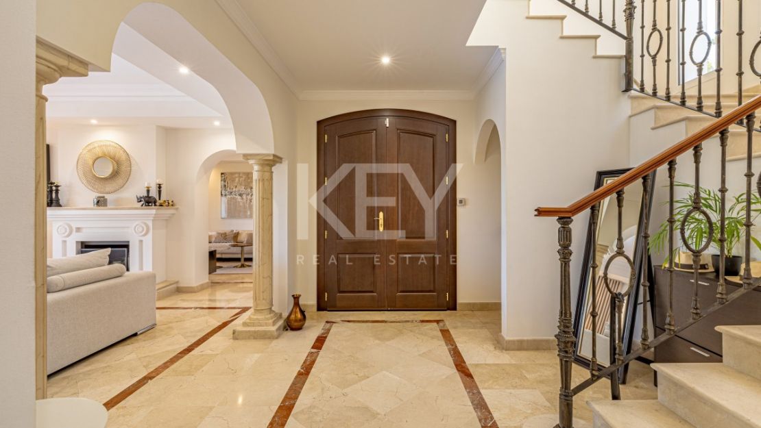 Элегантная вилла в андалузском стиле с панорамным видом на море в Лос Фламингос, Бенахавис