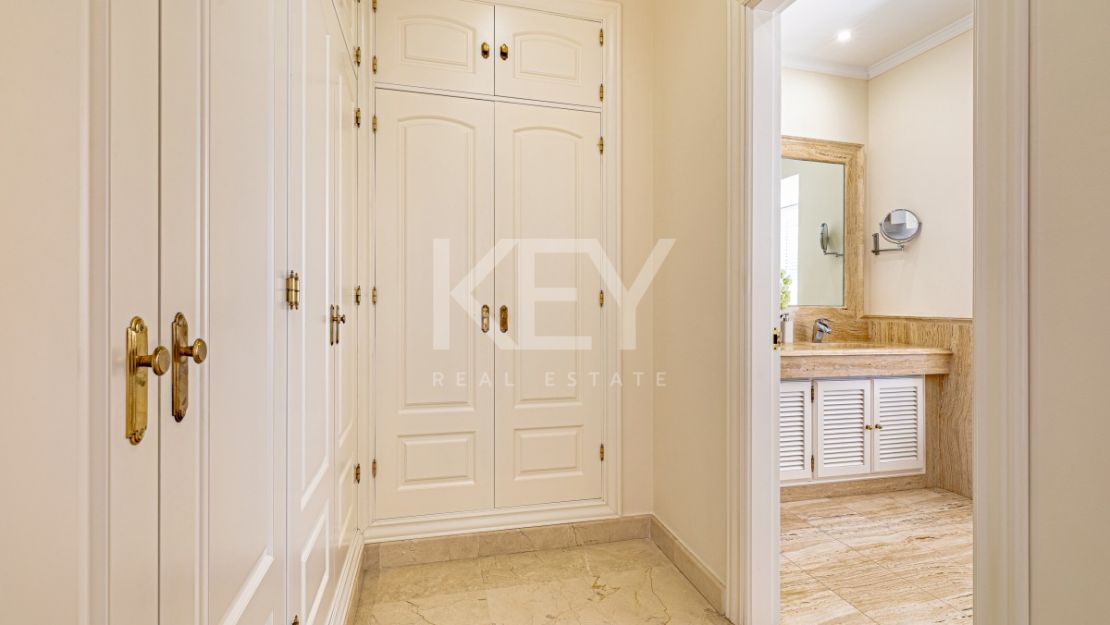 Элегантная вилла в андалузском стиле с панорамным видом на море в Лос Фламингос, Бенахавис