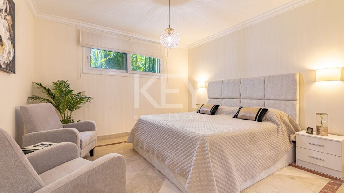 Элегантная вилла в андалузском стиле с панорамным видом на море в Лос Фламингос, Бенахавис