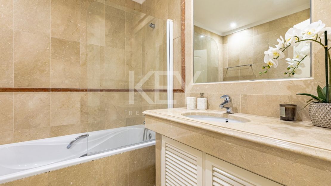 Элегантная вилла в андалузском стиле с панорамным видом на море в Лос Фламингос, Бенахавис