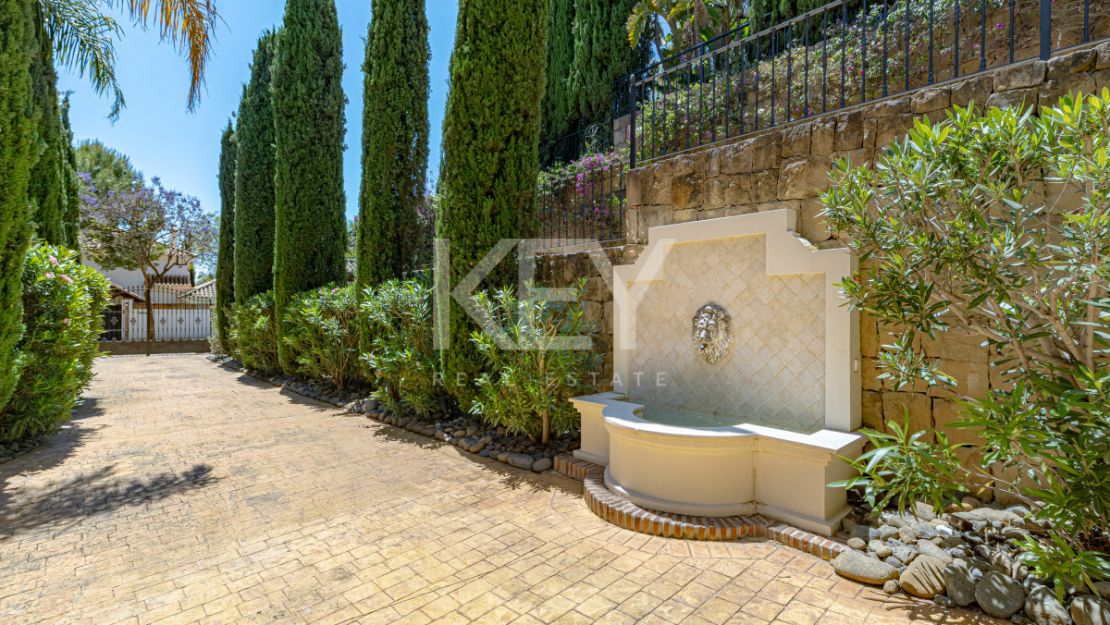 Элегантная вилла в андалузском стиле с панорамным видом на море в Лос Фламингос, Бенахавис