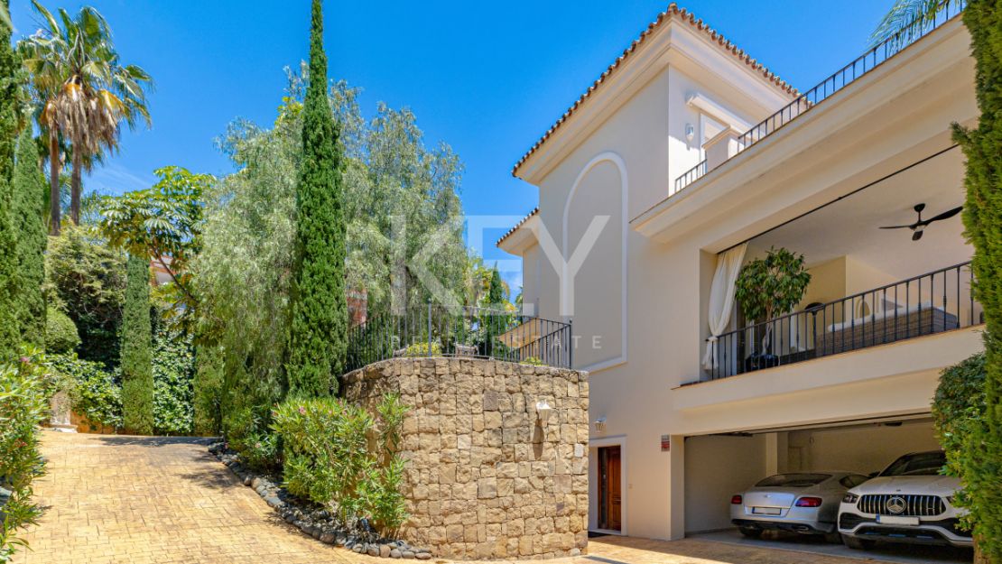 Элегантная вилла в андалузском стиле с панорамным видом на море в Лос Фламингос, Бенахавис