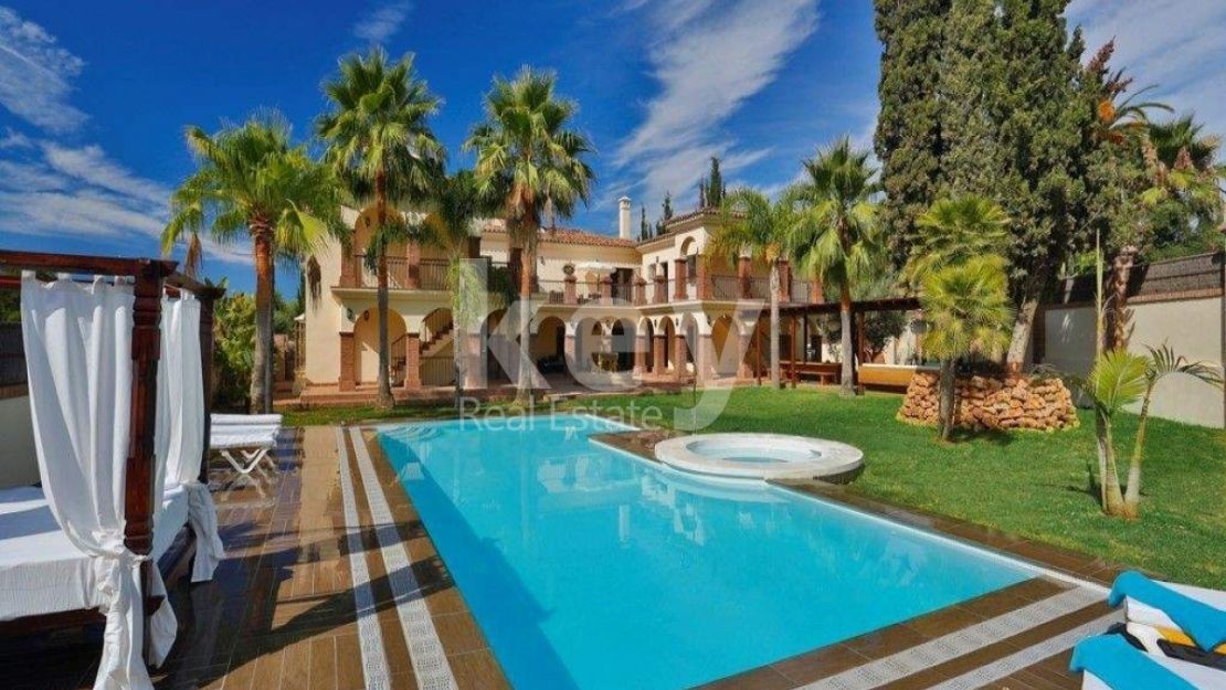 Villa for holiday rentals close to the beach in Golden Mile, Marbella