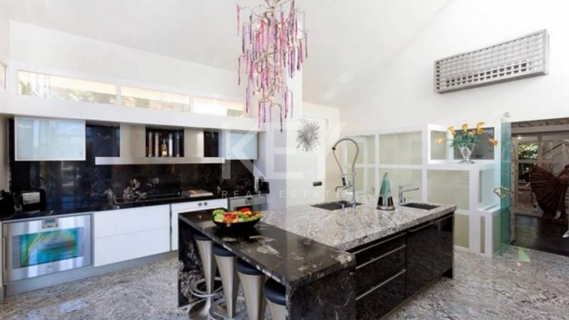 Villa en primera línea de golf con vistas al mar en Nueva Andalucía, Marbella