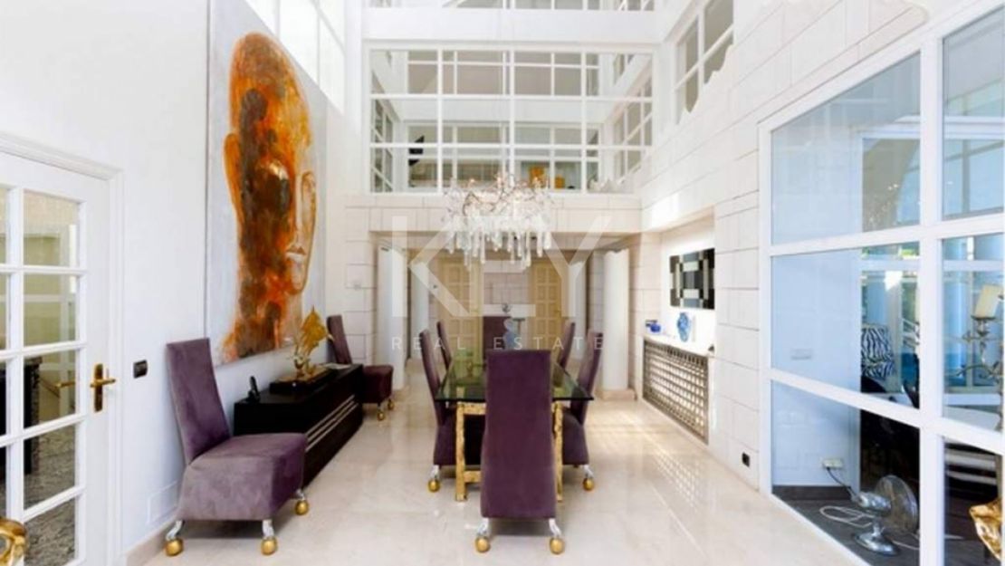 Villa en primera línea de golf con vistas al mar en Nueva Andalucía, Marbella