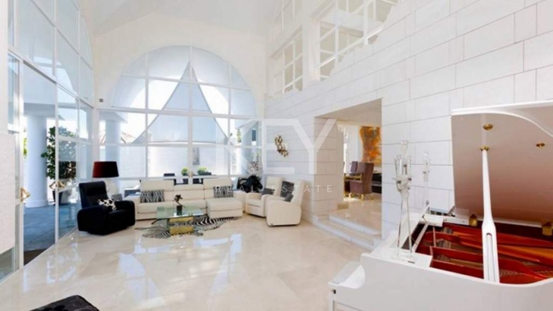 Villa en primera línea de golf con vistas al mar en Nueva Andalucía, Marbella