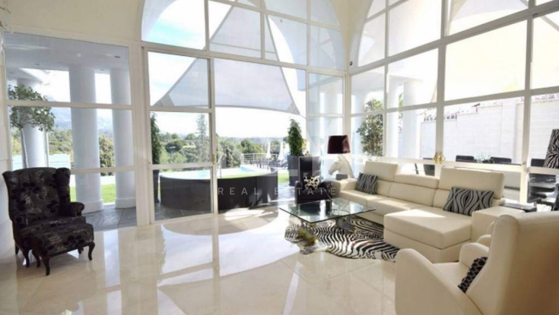 Villa en primera línea de golf con vistas al mar en Nueva Andalucía, Marbella