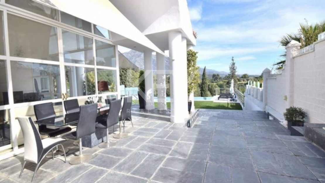 Villa en primera línea de golf con vistas al mar en Nueva Andalucía, Marbella