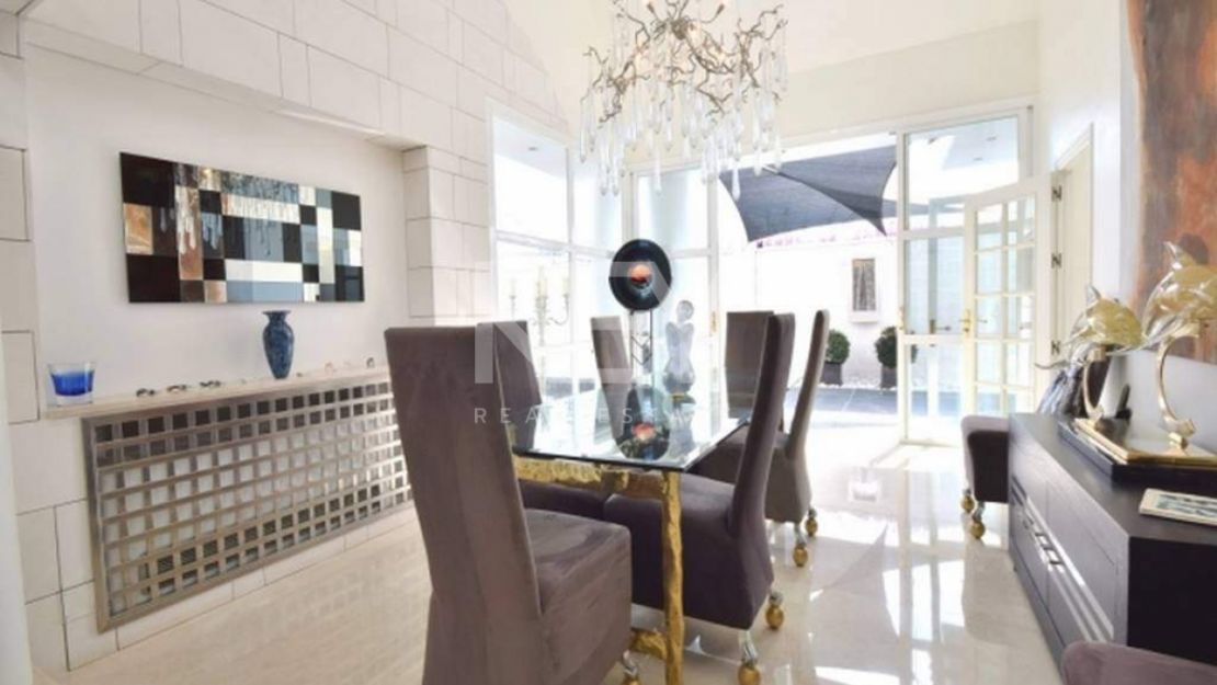 Villa en primera línea de golf con vistas al mar en Nueva Andalucía, Marbella