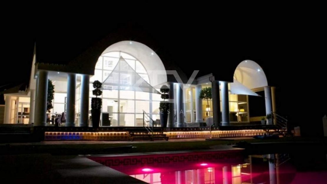 Villa en primera línea de golf con vistas al mar en Nueva Andalucía, Marbella