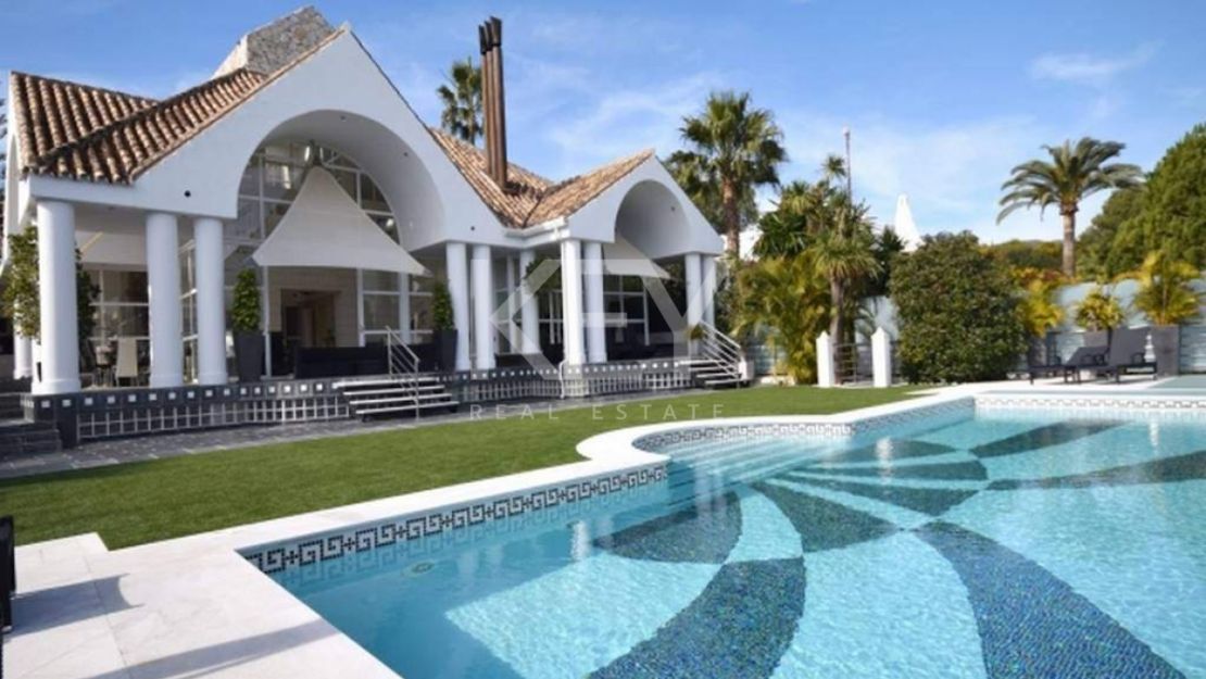 Villa en primera línea de golf con vistas al mar en Nueva Andalucía, Marbella