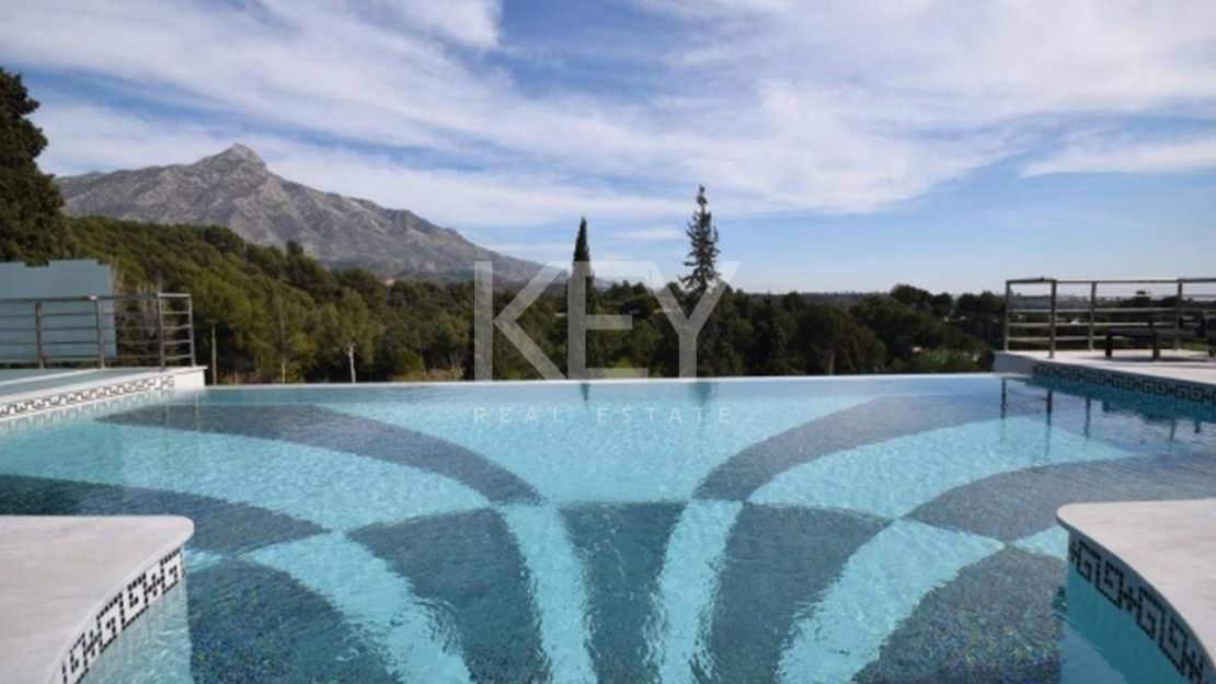 Villa en primera línea de golf con vistas al mar en Nueva Andalucía, Marbella