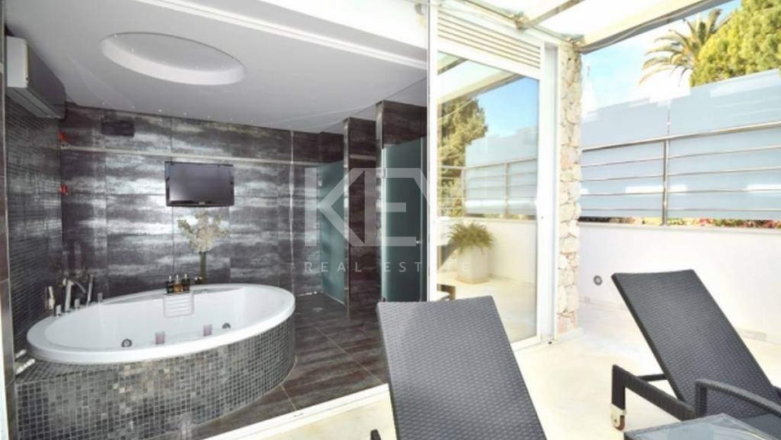 Villa en primera línea de golf con vistas al mar en Nueva Andalucía, Marbella