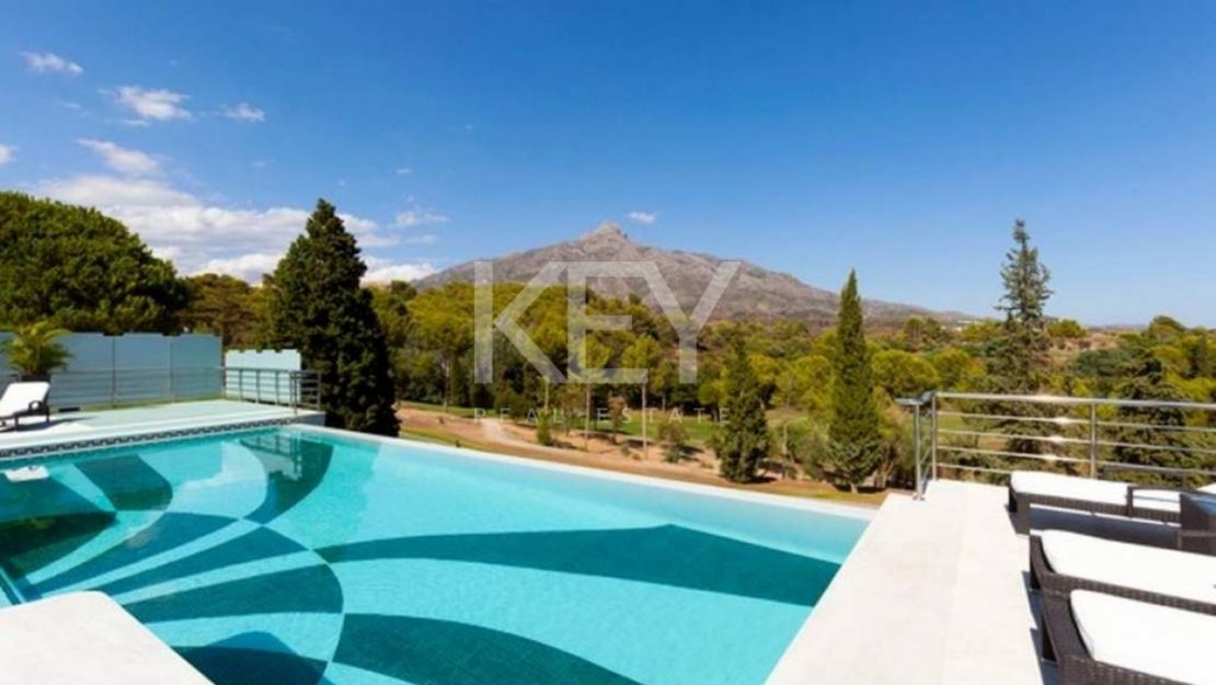Villa en primera línea de golf con vistas al mar en Nueva Andalucía, Marbella