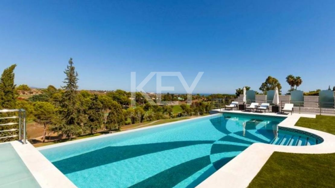 Villa en primera línea de golf con vistas al mar en Nueva Andalucía, Marbella