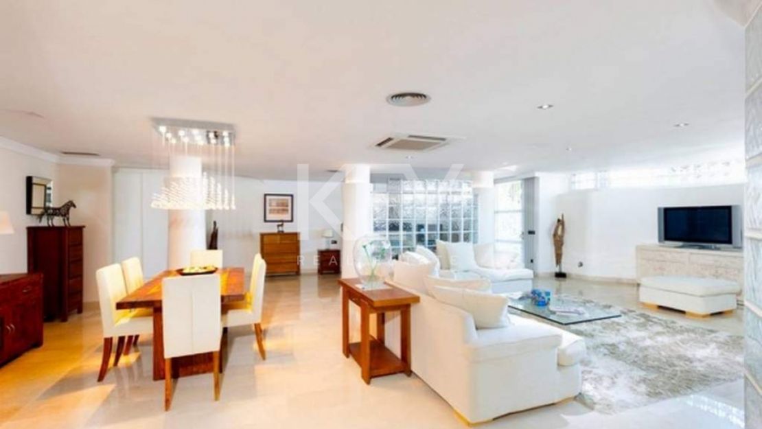 Villa en primera línea de golf con vistas al mar en Nueva Andalucía, Marbella