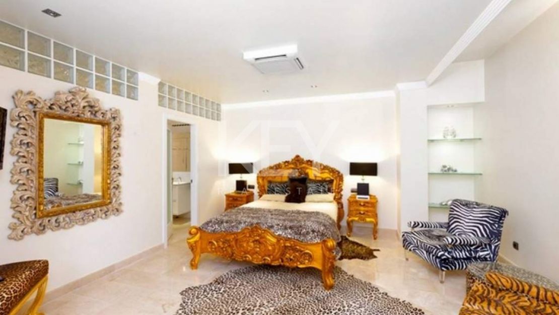 Villa en primera línea de golf con vistas al mar en Nueva Andalucía, Marbella