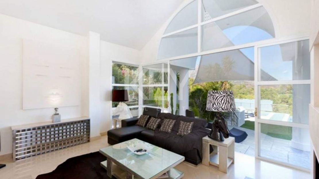 Villa en primera línea de golf con vistas al mar en Nueva Andalucía, Marbella