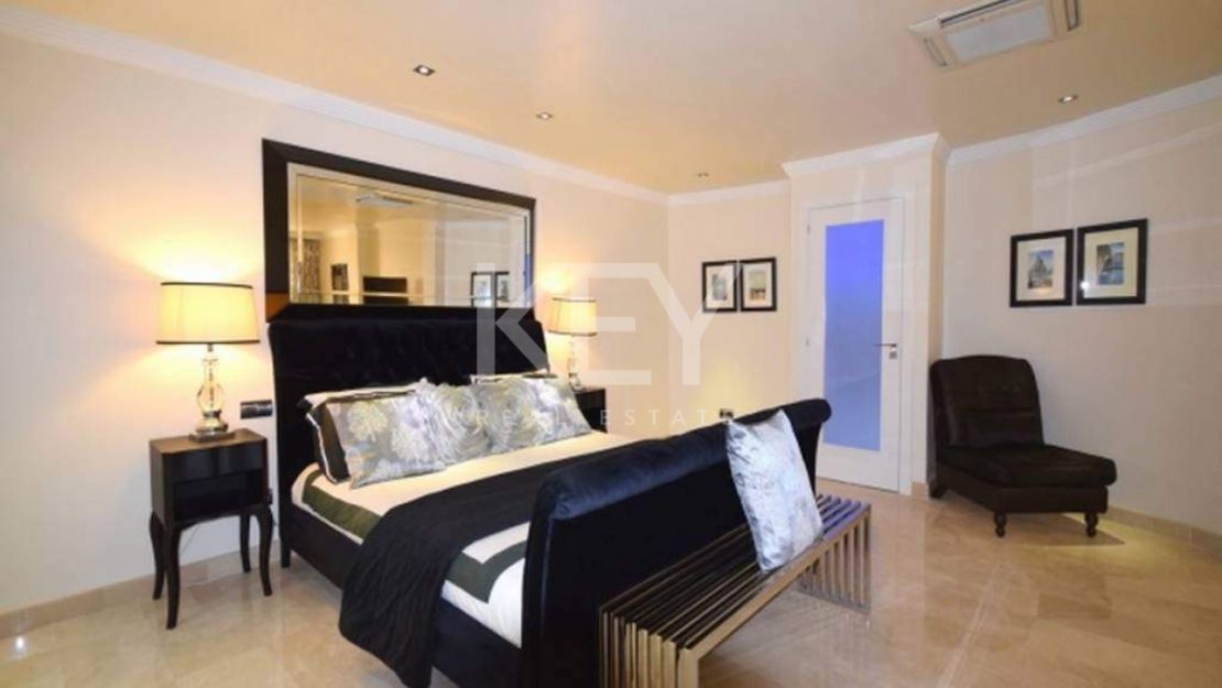 Villa en primera línea de golf con vistas al mar en Nueva Andalucía, Marbella