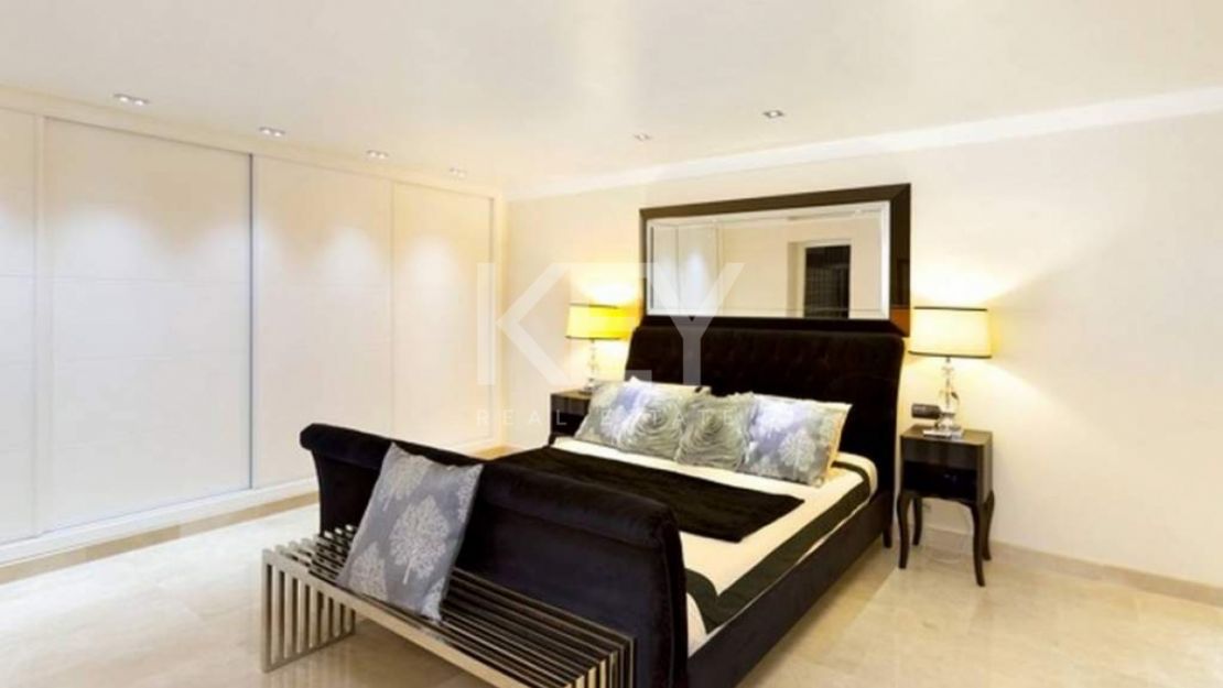 Villa en primera línea de golf con vistas al mar en Nueva Andalucía, Marbella