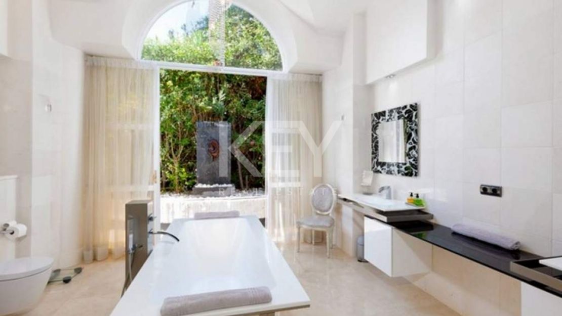 Villa en primera línea de golf con vistas al mar en Nueva Andalucía, Marbella