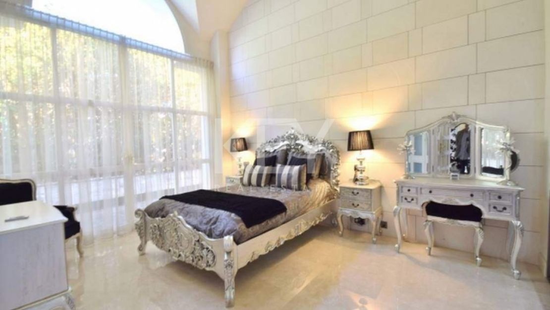 Villa en primera línea de golf con vistas al mar en Nueva Andalucía, Marbella