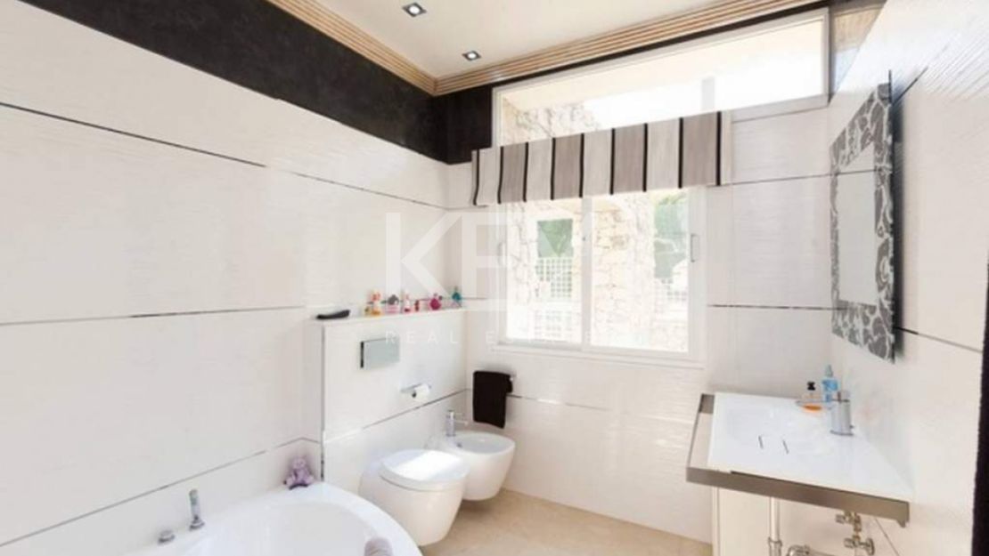 Villa en primera línea de golf con vistas al mar en Nueva Andalucía, Marbella