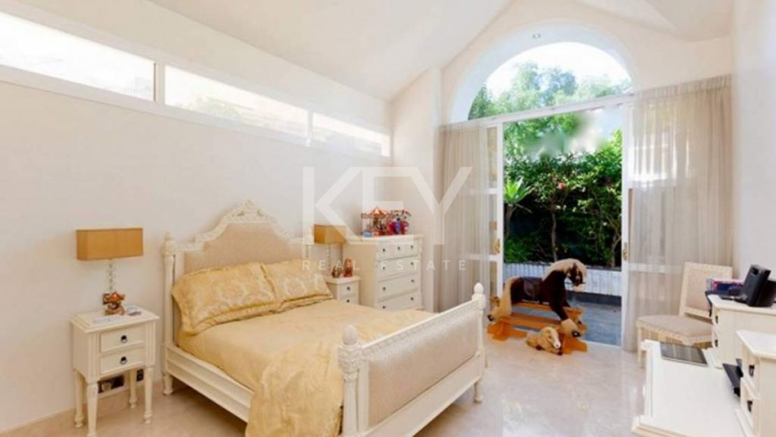 Villa en primera línea de golf con vistas al mar en Nueva Andalucía, Marbella