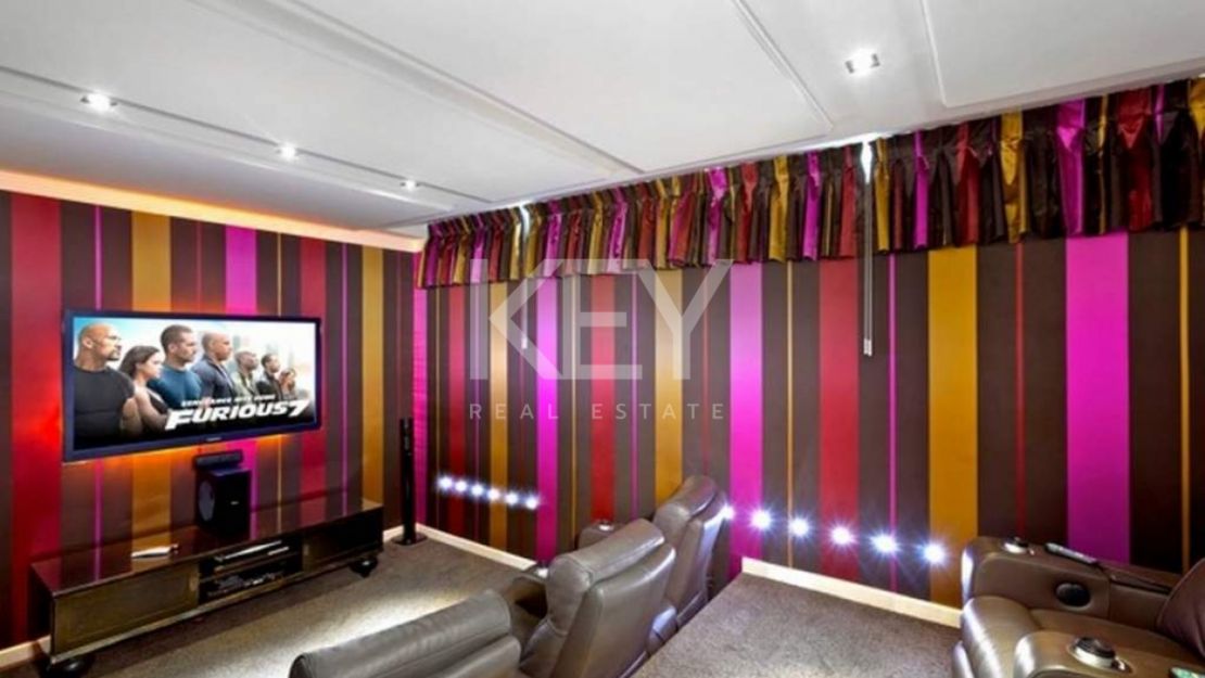 Villa en primera línea de golf con vistas al mar en Nueva Andalucía, Marbella