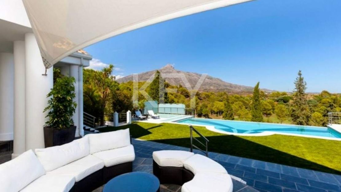Villa en primera línea de golf con vistas al mar en Nueva Andalucía, Marbella