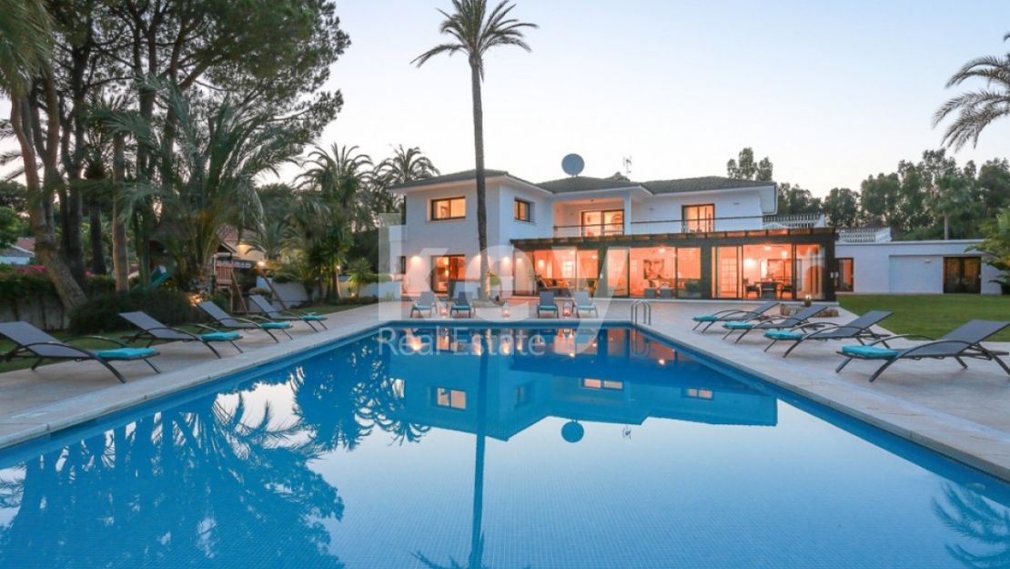 Villa Sunset: modern villa for rent just steps from the beach, Marbella East 