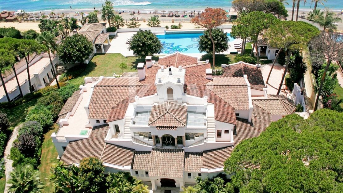 Villa Opulence: Beachfront Grandeur on Marbella's Golden Mile - Short-Term Rental