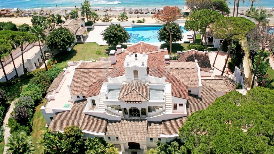 Villa Opulence: beachfront luxury villa for holiday rentals in Golden Mile, Marbella 
