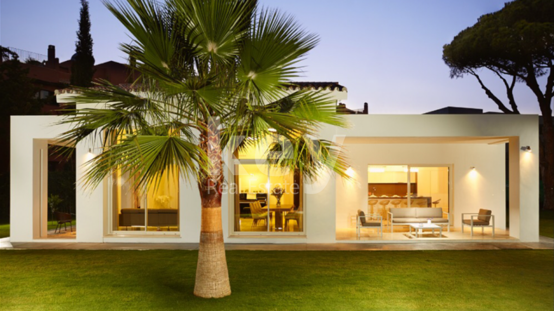 Villa Ivory: Modern villa for holiday rentals close to the beach in Marbella