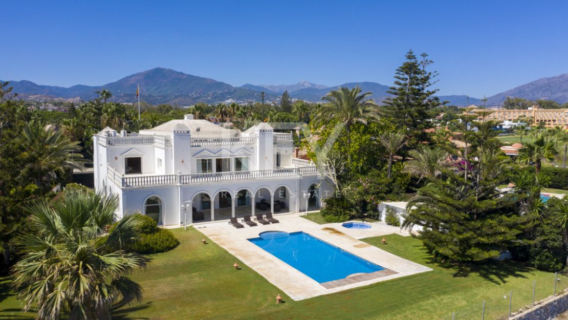 Villa en la primera linea de la playa en Guadalmina Baja, Marbella 