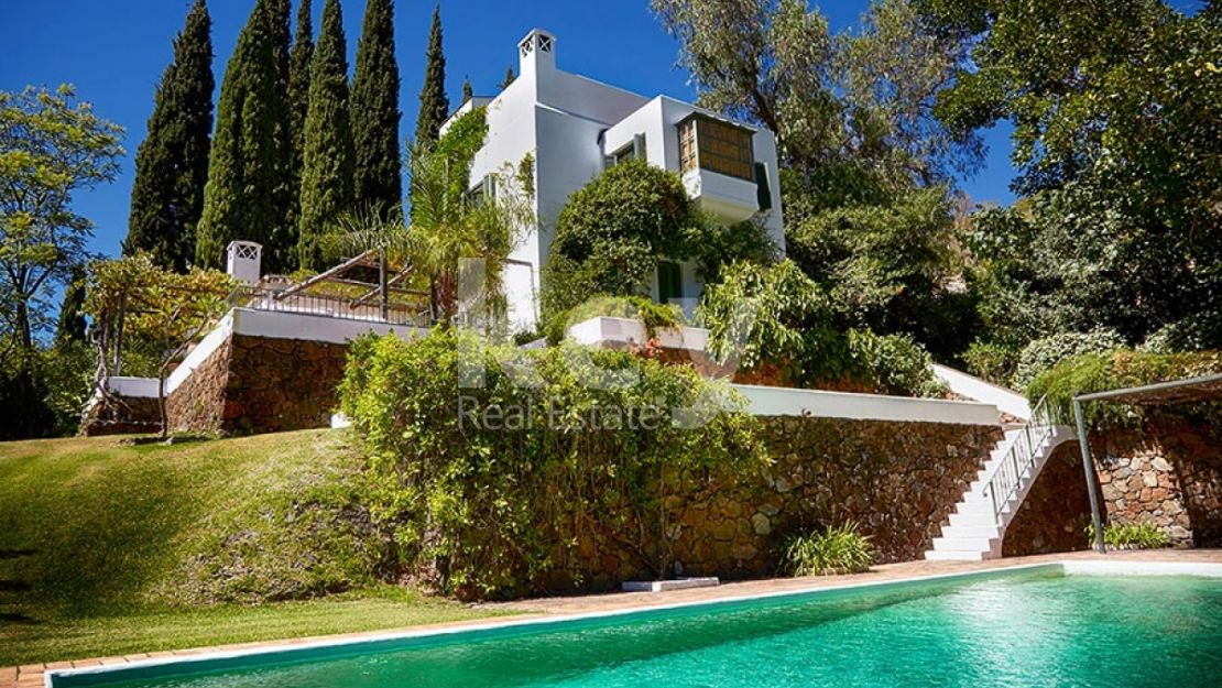 Luxurious Benahavis Villa: Unforgettable Short-Term Rentals with Private Pool and Tennis Court