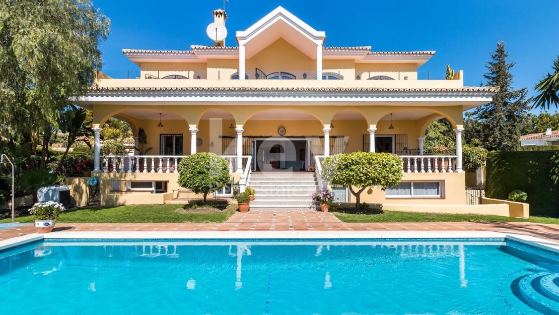 Classic villa with beautiful sea and golf views in El Paraiso Alto, Benahavis